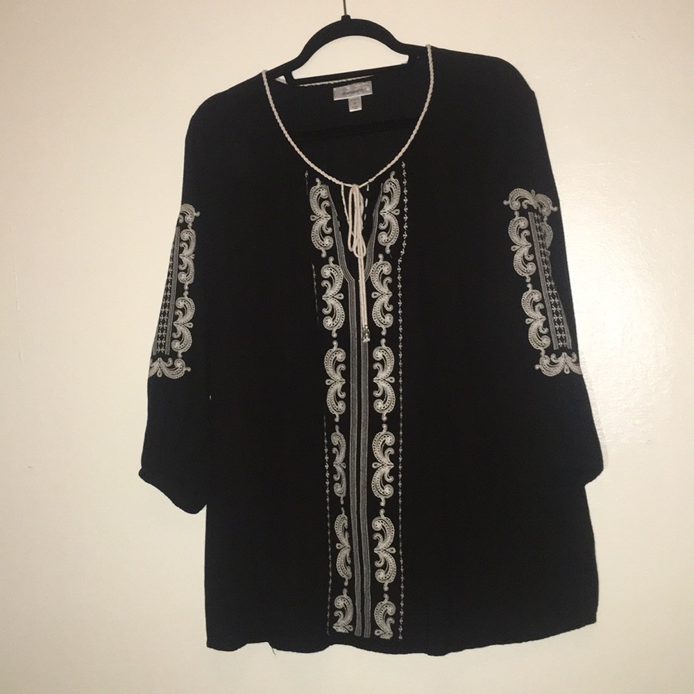 Flowy black shirt pattern tie